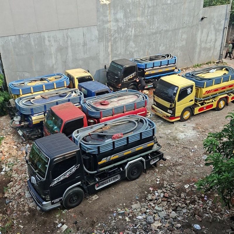Armada truk tangki sedot WC Kembar Putra berjajar di pool siap berangkat melayani Jabodetabek