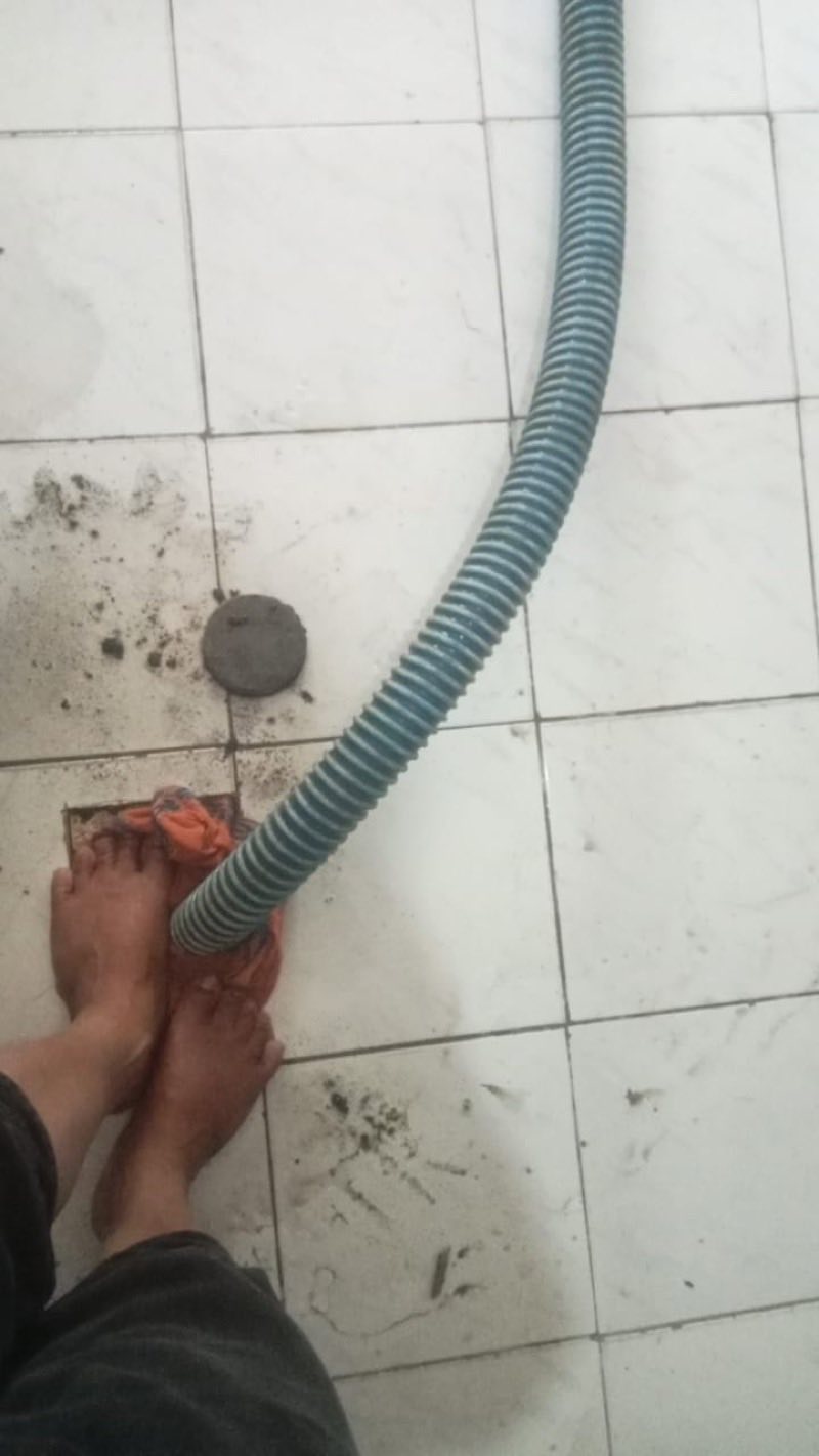 Selang sedot ditarik masuk ke kamar mandi tanpa membongkar lantai
