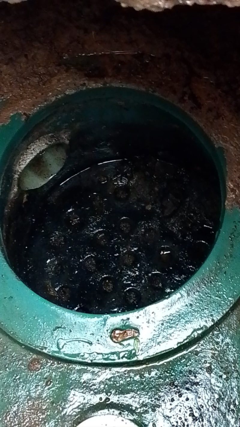 Mulut pipa saluran pembuangan yang tersumbat endapan limbah