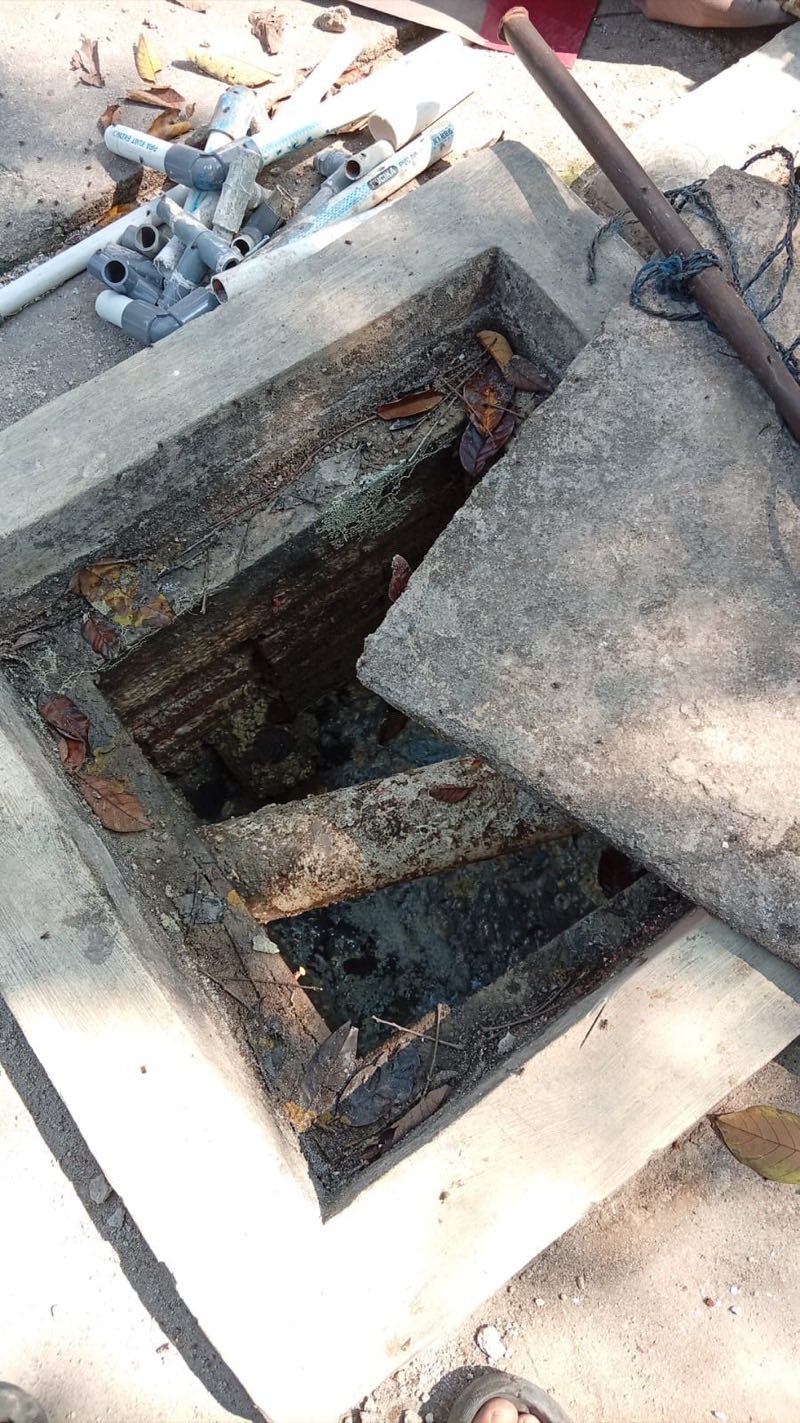 Bak septic tank terbuka sedang dikuras oleh tim Kembar Putra
