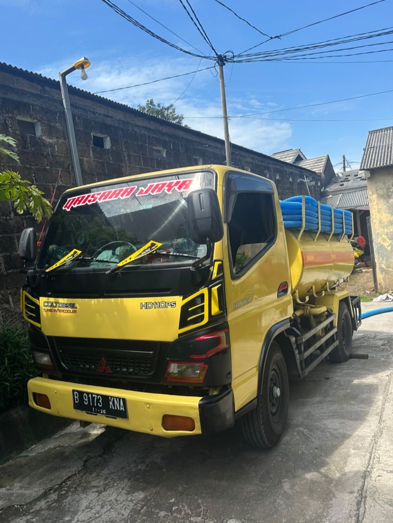 Armada sedot WC masuk ke gang perkampungan padat