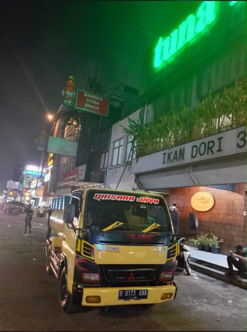 Armada Kembar Putra melayani panggilan malam hari di area komersial