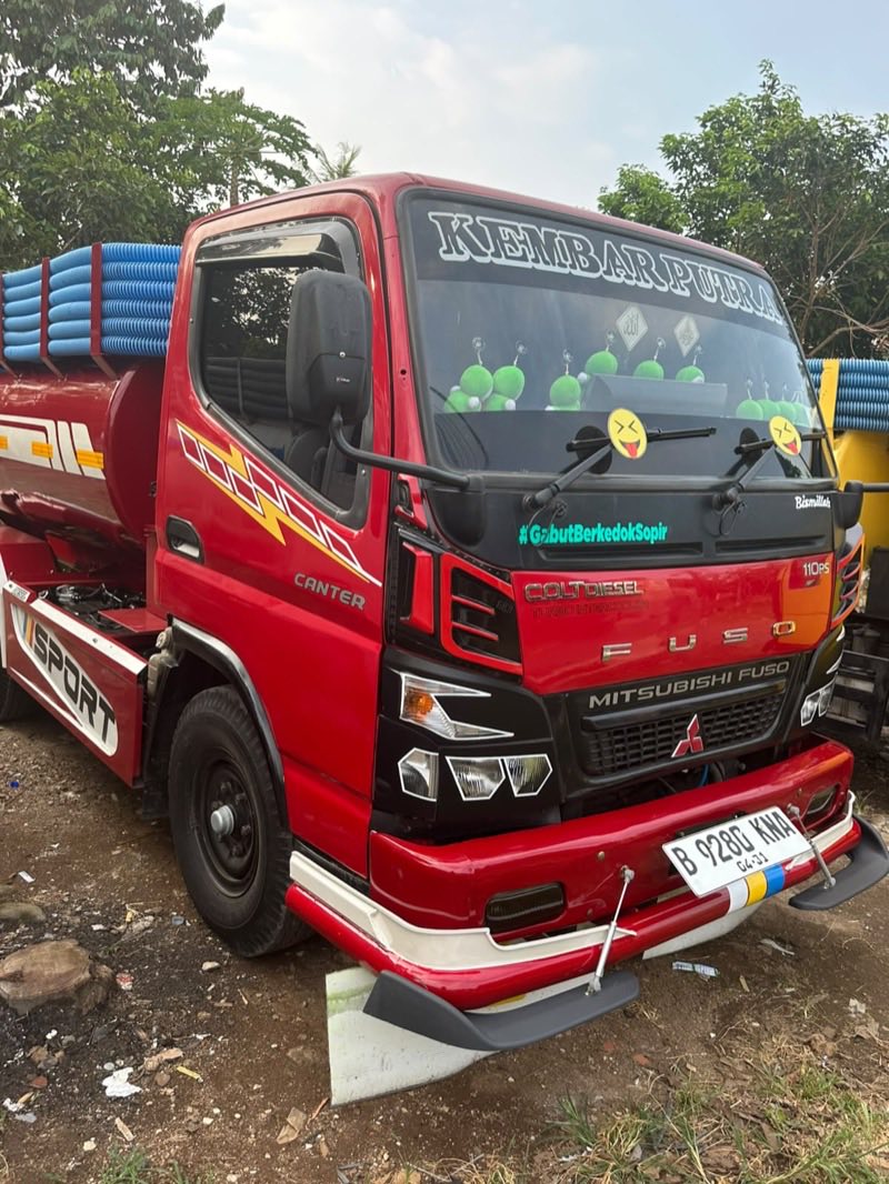 Truk tangki Kembar Putra tampak depan siap operasi
